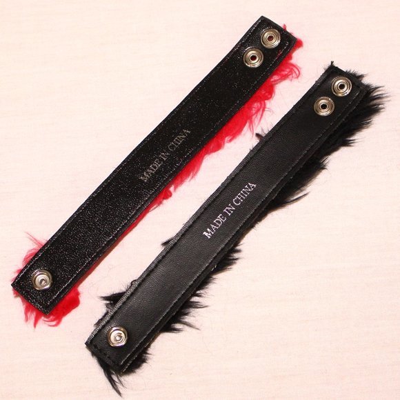 Set of red and black faux fur bracelets - Picture 4 of 5